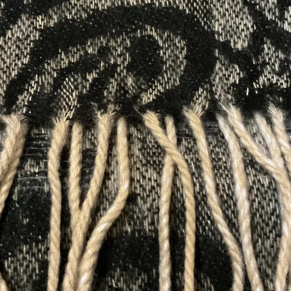 Steve Madden Black and Gray Scarf - Picture 4 of 5